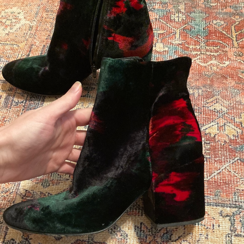 Kenneth Cole New York authentic booties velours